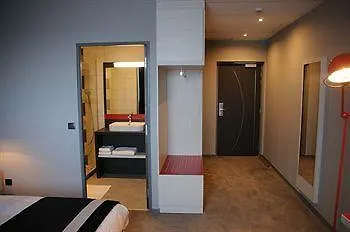 Des Lumieres Lyon Arena Stadium מלון 3*